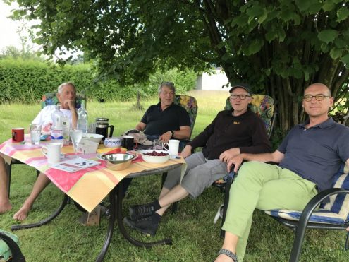 Planung der nächsten Wanderetappe: Michael Reck, Alexander Stotz, Oliver Stadtmüller und Jens Schäfer (v.l.n.r.), Foto: Schwäbischer Albverein/Dilg