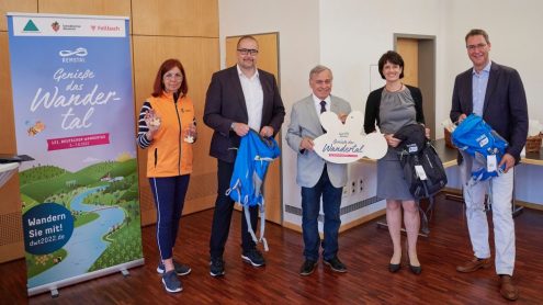 Der Schwäbische Albverein, die Stadt Fellbach und das gesamte Remstal laden zum 121. Deutschen Wandertag 2022 ein. V.l.n.r. Regine Erb, Vizepräsidentin des Schwäbischen Albvereins; Michael Scharmann, Oberbürgermeister von Weinstadt und Vorsitzender des Remstal Tourismus; Dr. Hans-Ulrich Rauchfuß, Präsident des Deutschen Wanderverbands und des Schwäbischen Albvereins; Gabriele Zull, Oberbürgermeisterin der Stadt Fellbach; Dr. Richard Sigel, Landrat des Rems-Murr-Kreises. Foto: Peter D. Hartung/Photodesign