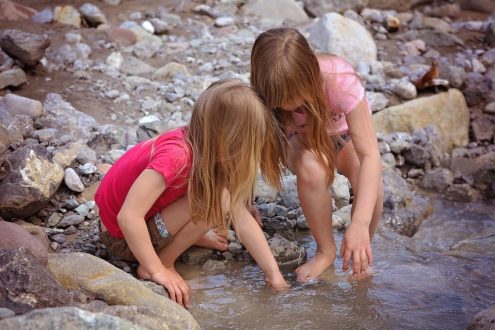 Kinder im Bach. Foto: Pixabay